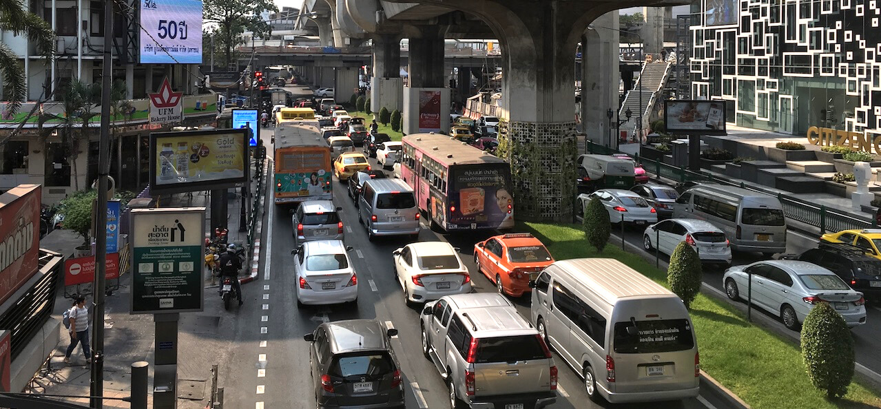 Straßenszene mit Bus unter Hochbahn in Bangkok als Beispiel für Auswirkungen der Digitalisierung auf die Kultur